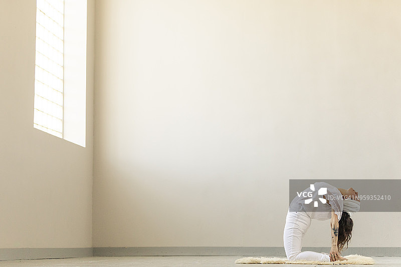昆达里尼瑜伽：练习弓式的女人图片素材