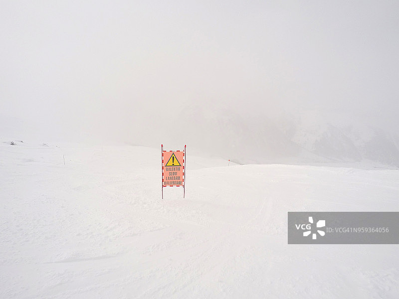 滑雪坡道危险指示图片素材