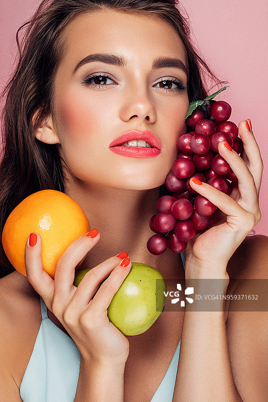 拿着水果的女人图片素材