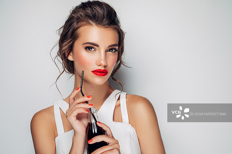 喝苏打水的女人图片素材