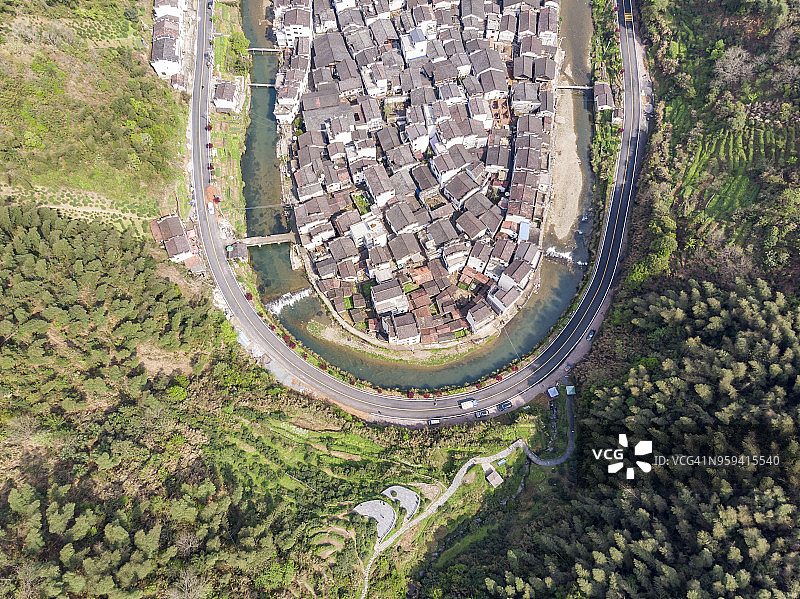 中国传统村落，高速公路和河流环绕鸟瞰图图片素材