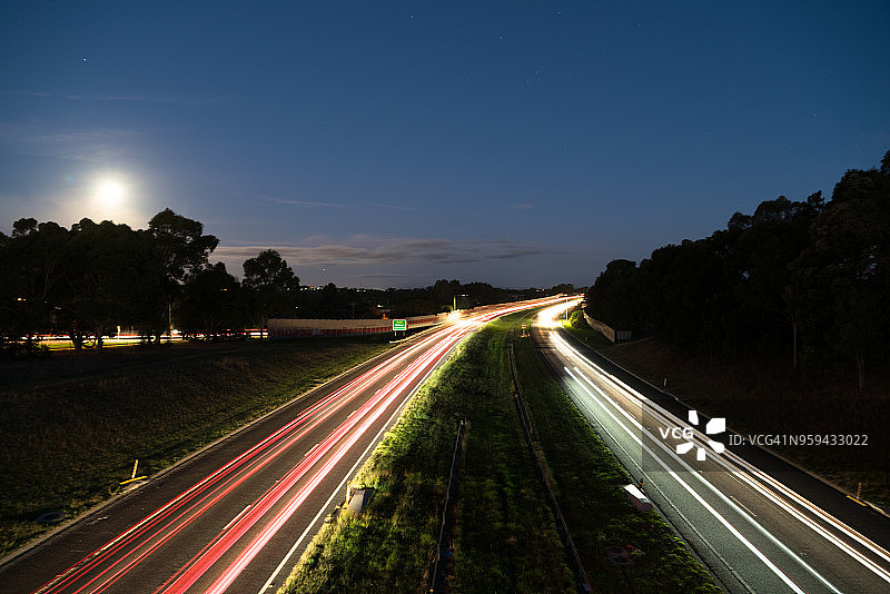 墨尔本高速公路上的光轨和满月，澳大利亚图片素材