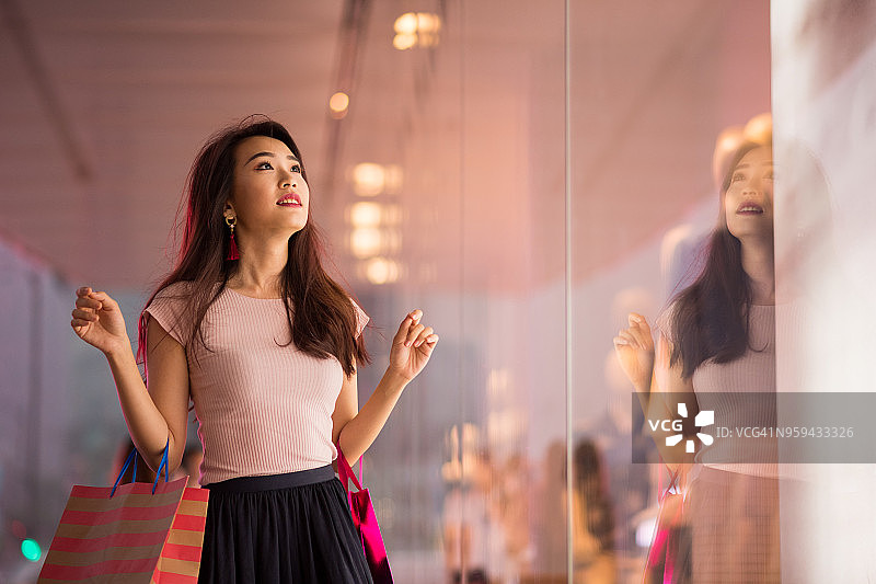 亚洲女人橱窗购物图片素材