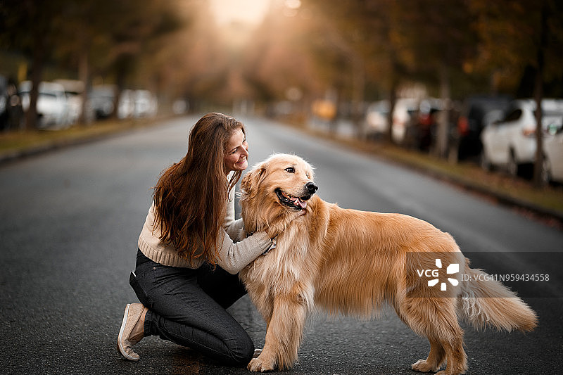 女人与狗图片素材