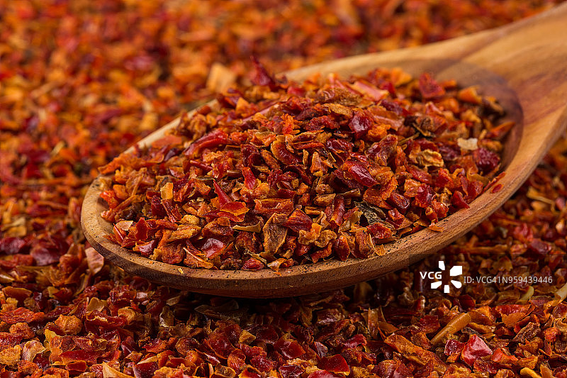 红辣椒碎和木勺图片素材