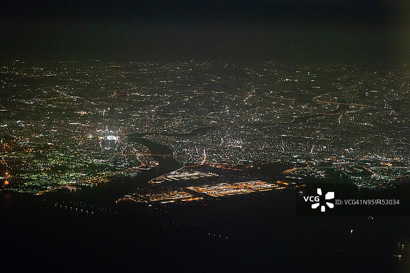 从飞机上俯瞰东京湾和东京羽田国际机场夜景图片素材