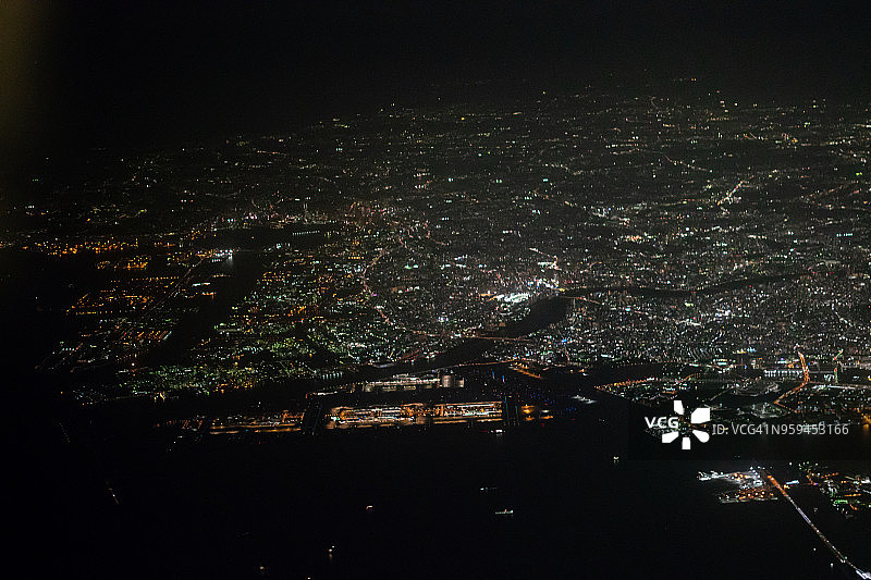 从飞机上俯瞰东京湾和东京羽田国际机场夜景图片素材