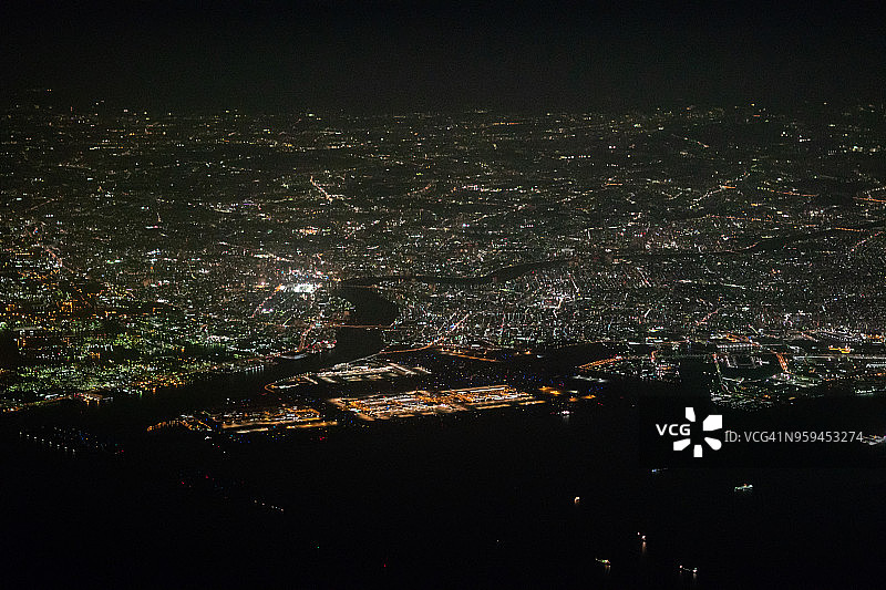 从飞机上俯瞰东京湾和东京羽田国际机场夜景图片素材