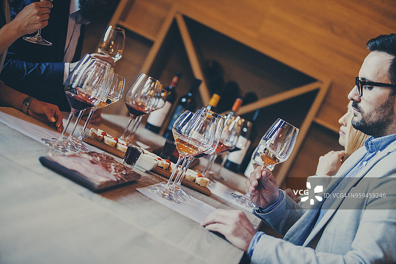 在酿酒厂品尝葡萄酒图片素材