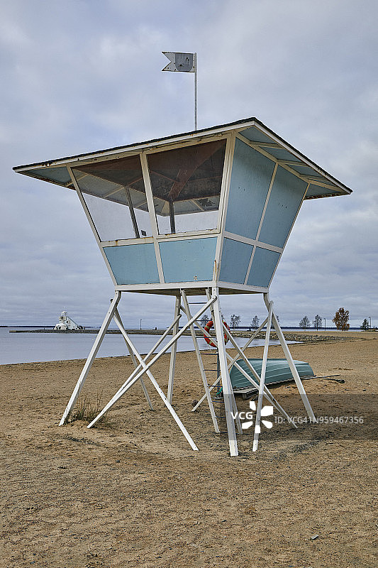 芬兰奥卢：Nallikari海滩上的高脚救生塔图片素材