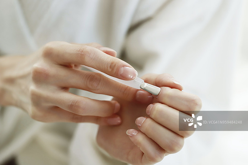 使用角质层推器的女人图片素材