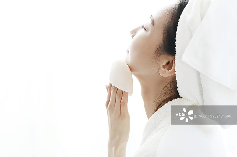 女子涂抹蜜粉图片素材