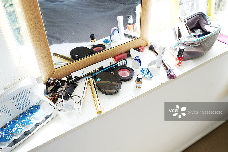 凌乱的卧室窗户图片素材