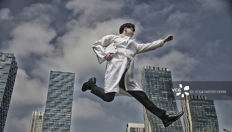 拿着写字板奔跑的医生图片素材