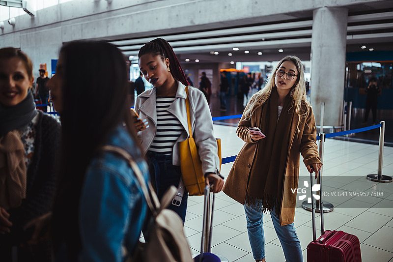 在机场排队办理登机的各民族乘客图片素材