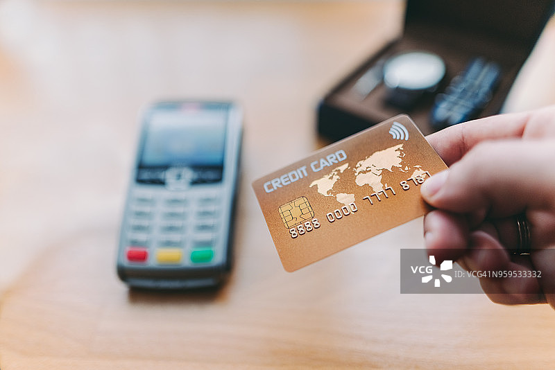 顾客使用信用卡进行非接触式支付图片素材
