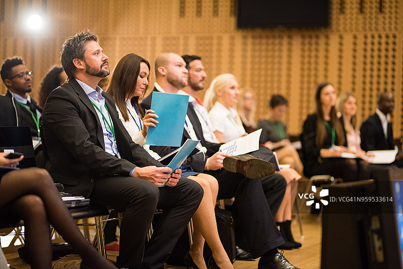 商务人士在礼堂参加研讨会图片素材