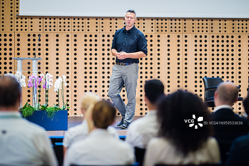 商务人士在礼堂参加研讨会图片素材