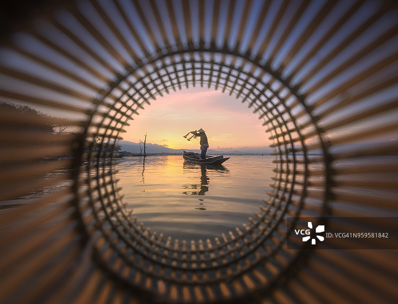 木船上撒网的渔民图片素材