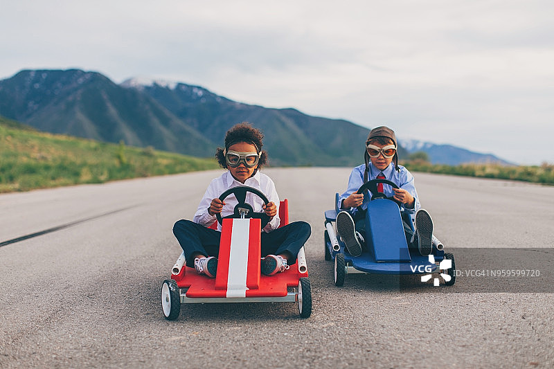 玩赛车的年轻商务男孩和女孩图片素材