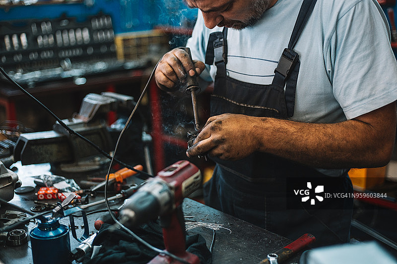 工人在车间修理电动机图片素材