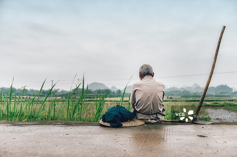 坐在稻田里的中国古代农民图片素材