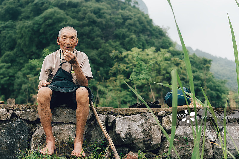 休息时抽烟的中国老农图片素材