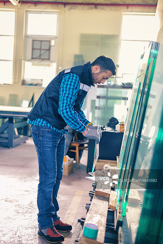 工人在仓库里搬运玻璃板图片素材