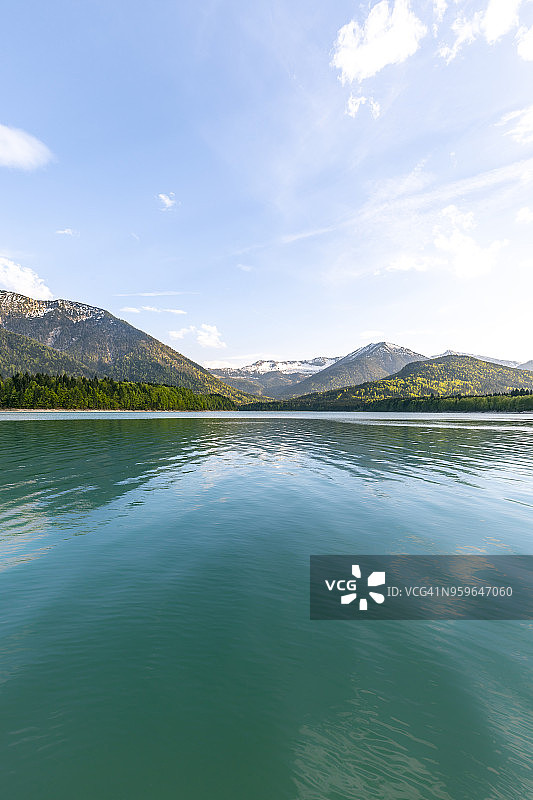 德国巴伐利亚希尔文施泰因湖山前的蓝绿色湖泊，背景是卡文德尔山脉图片素材