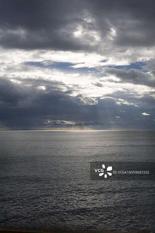 阴天下的海面图片素材