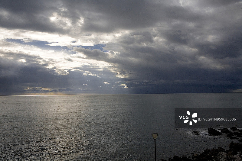 阴天下的海面图片素材