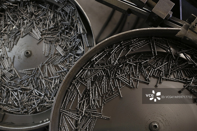 工厂托盘中的钉子图片素材