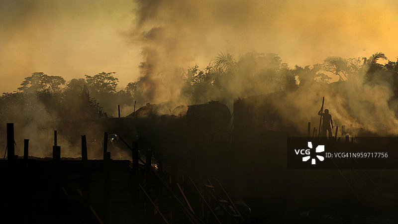 工人在锯木厂焚烧未使用的木材图片素材
