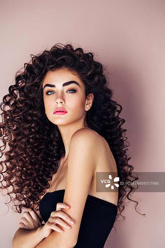 发型蓬松美丽女子图片素材