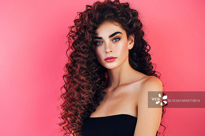 发型蓬松美丽女子图片素材