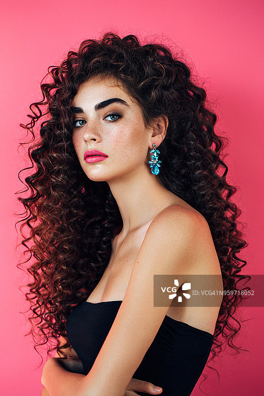 发型蓬松美丽女子图片素材