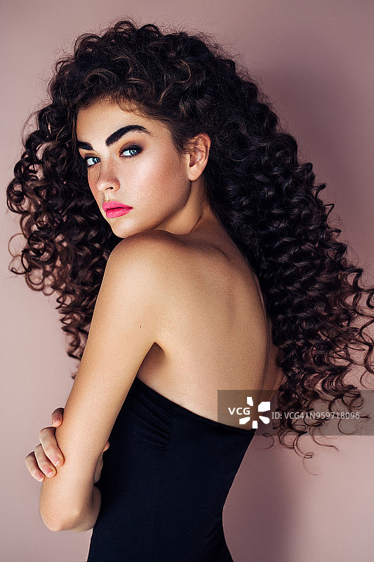 发型蓬松美丽女子图片素材