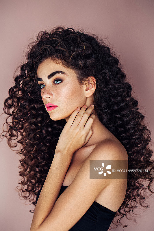 发型蓬松美丽女子图片素材