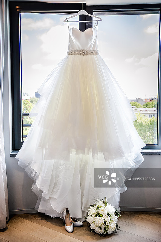 德国柏林：新娘婚纱、鞋子和捧花特写图片素材