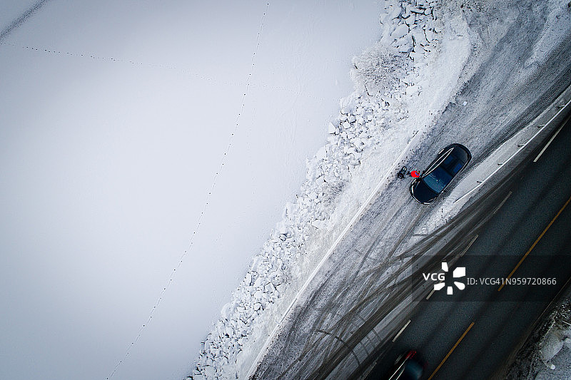 冬季挪威布斯克吕郡乡村白雪覆盖道路的航拍无人机照片图片素材