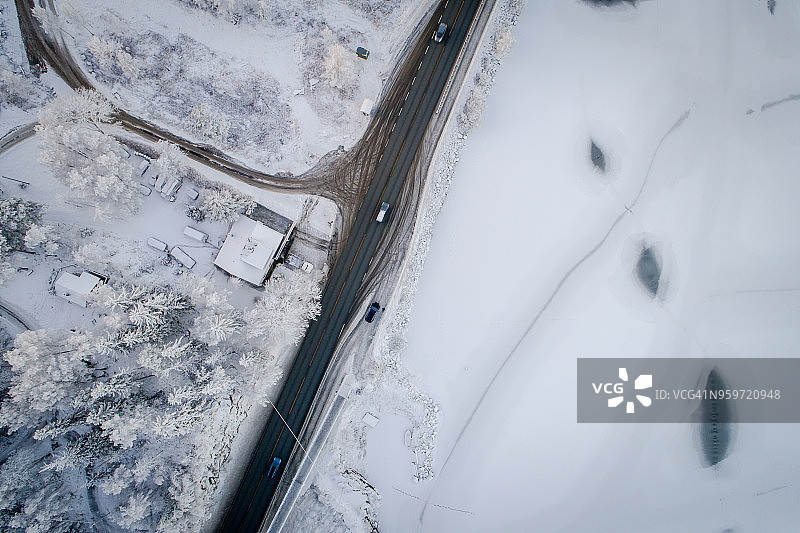 冬季挪威布斯克吕郡乡间公路车辆行驶航拍图片素材