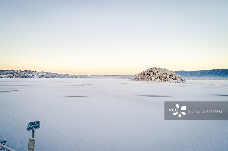 挪威布斯克吕郡冬季雪景图片素材