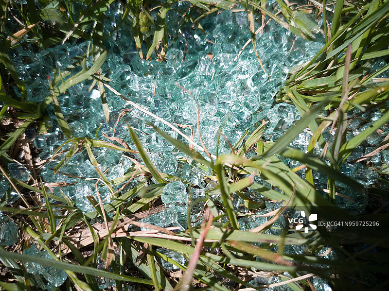 钢化玻璃破碎图片素材