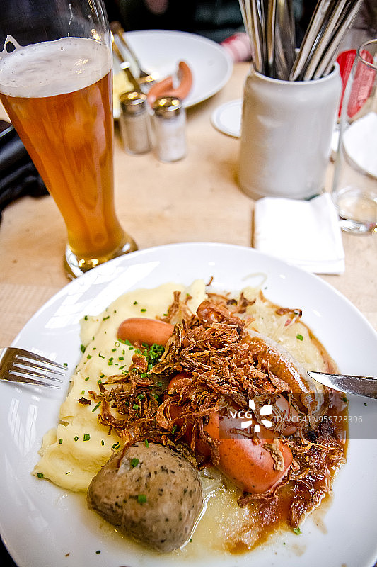 慕尼黑啤酒馆餐桌上的当地美食图片素材