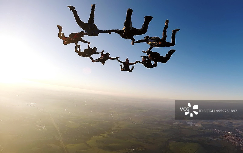 日落时分的跳伞团队图片素材