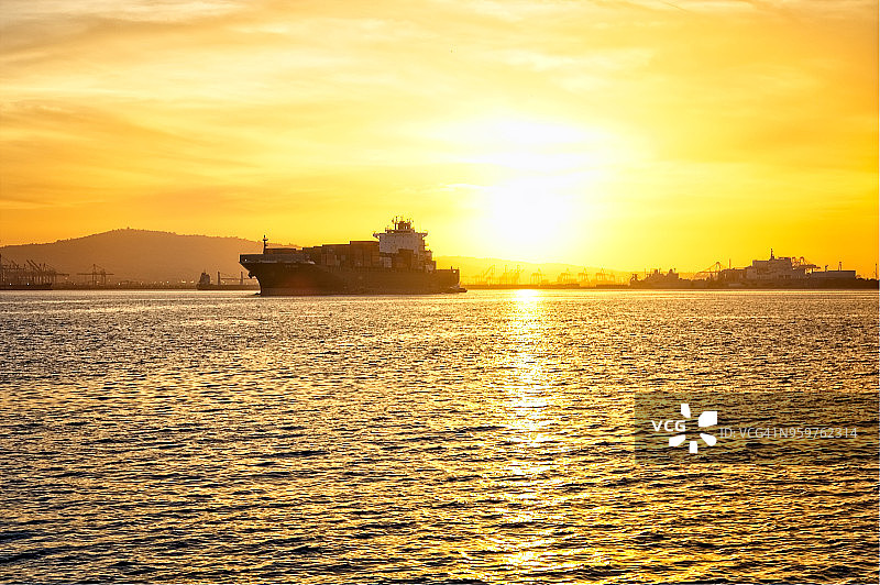 离开加利福尼亚州长滩港口的货船图片素材