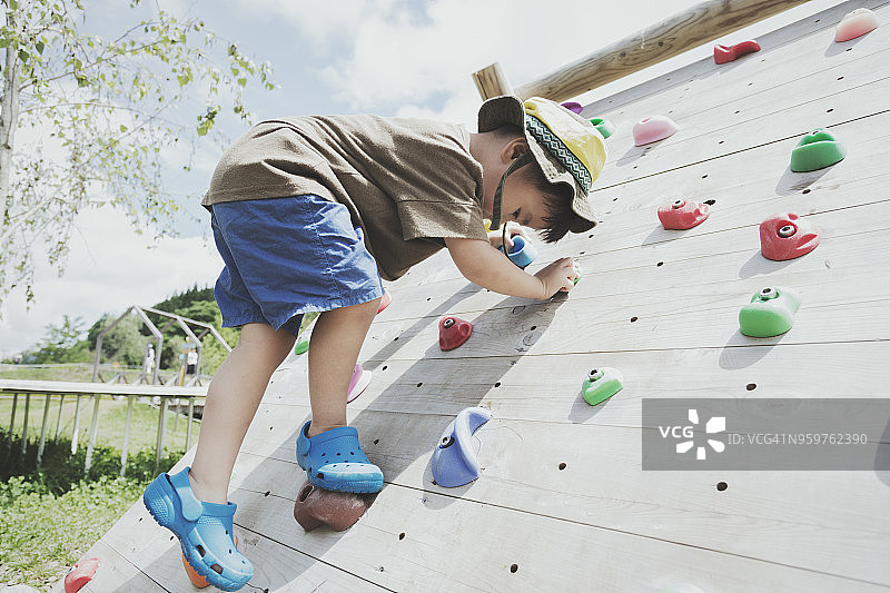 男孩玩抱石图片素材