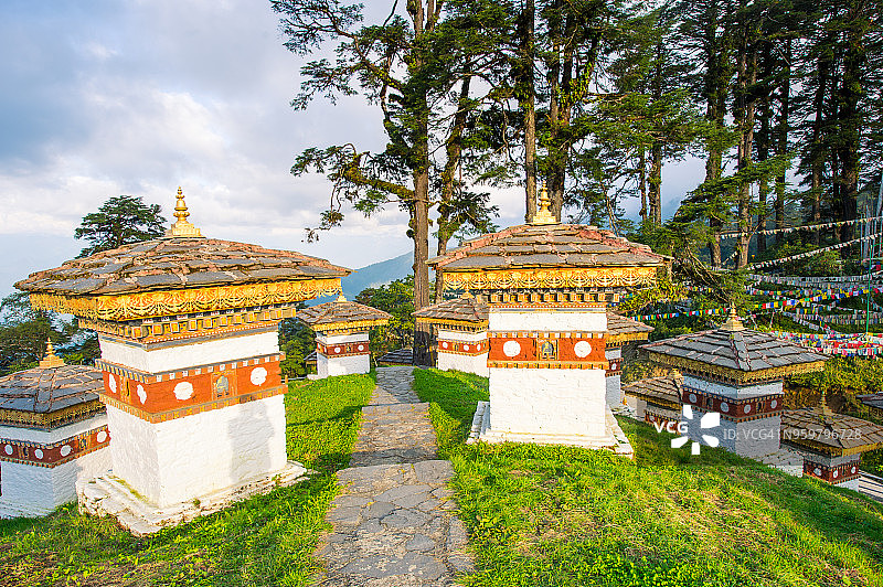 不丹多雄拉山口108座佛塔美丽风光图片素材
