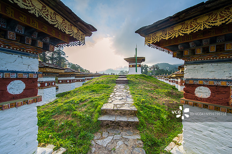 不丹多雄拉山口108座佛塔美丽风光图片素材