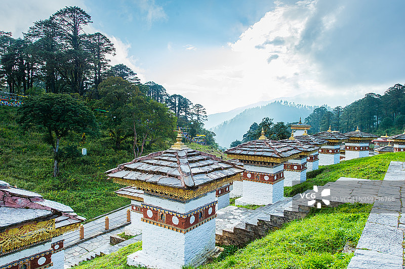 不丹多雄拉山口108座佛塔美丽风光图片素材